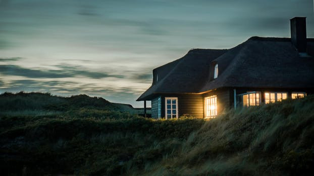 We kennen ondertussen de inboedel- en opstalverzekering. Beide verzekeringen zijn gericht op privegebruik. Privegebruik van uw spullen en privegebruik van uw woning. Zodra u uw woning gaat verhuren, verdient u er geld aan en is het ineens geen privegebruik meer. Ook als u zichzelf geen professionele verhuurder acht. Daarom dient u uw verzekeraar in eerste instantie direct op de hoogte te brengen van het verhuren van uw woning, ook wanneer dit slechts tijdelijk is.